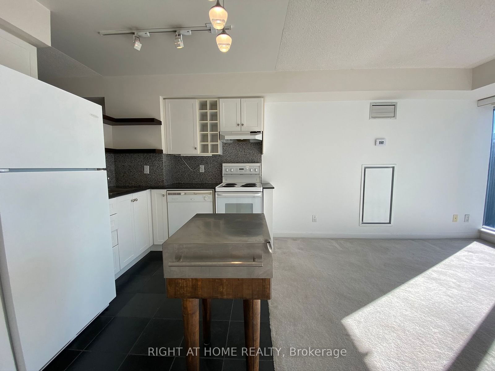 210 Victoria St, unit 3110 for rent - image #5