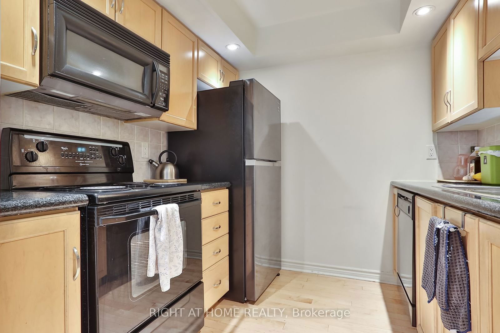 250 WELLINGTON St W, unit 535 for rent