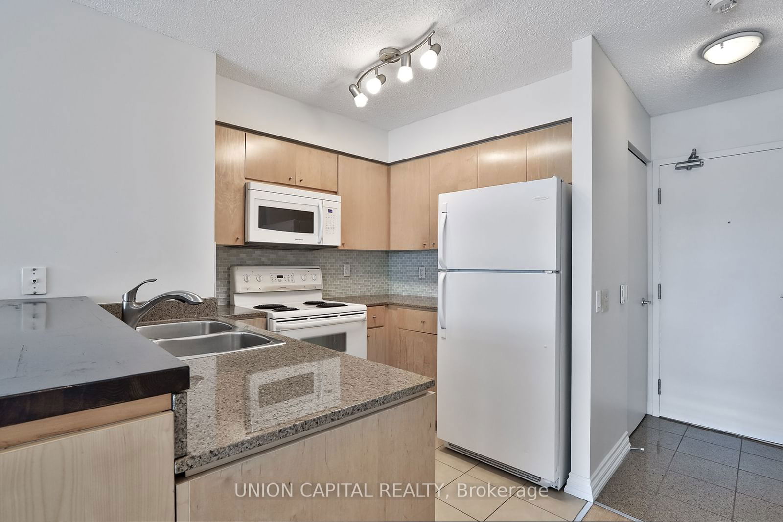 373 Front St W, unit 907 for sale