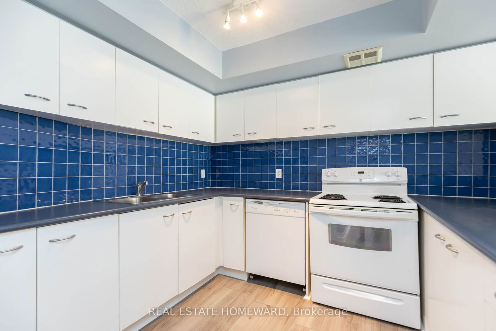 25 The Esplanade, unit 303 for rent - image #8