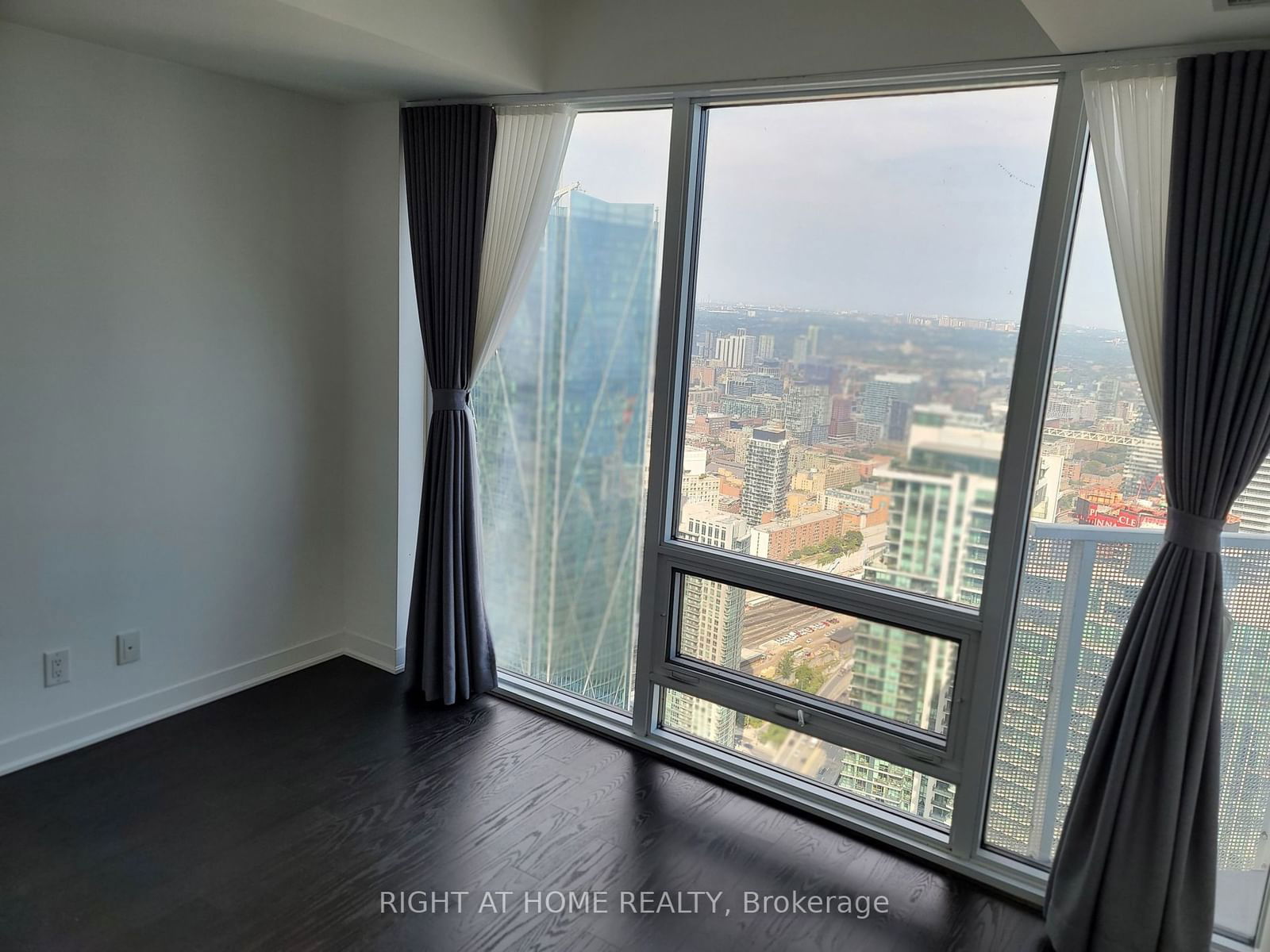 88 Harbour St, unit 6606 for rent