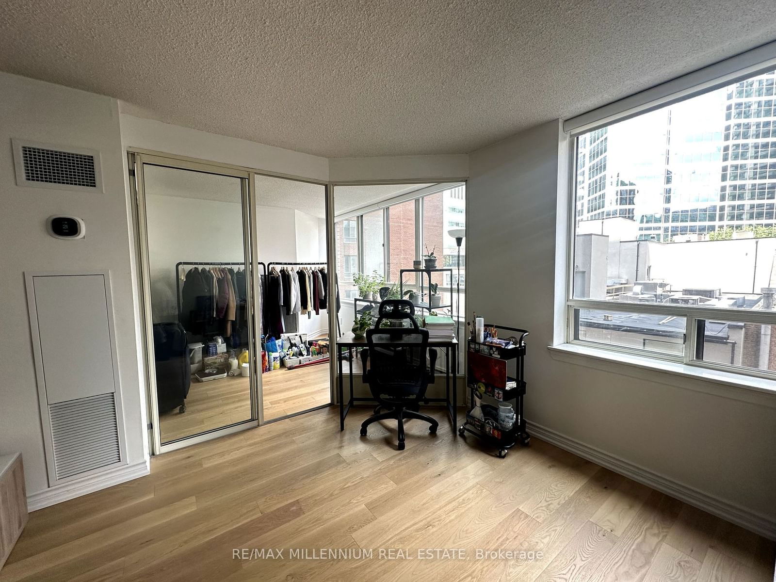 663 Bay St, unit 422 for rent - image #32