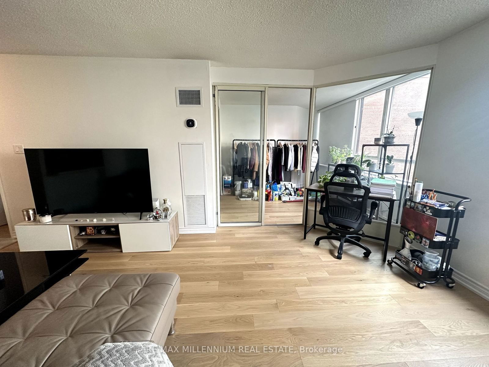 663 Bay St, unit 422 for rent - image #4