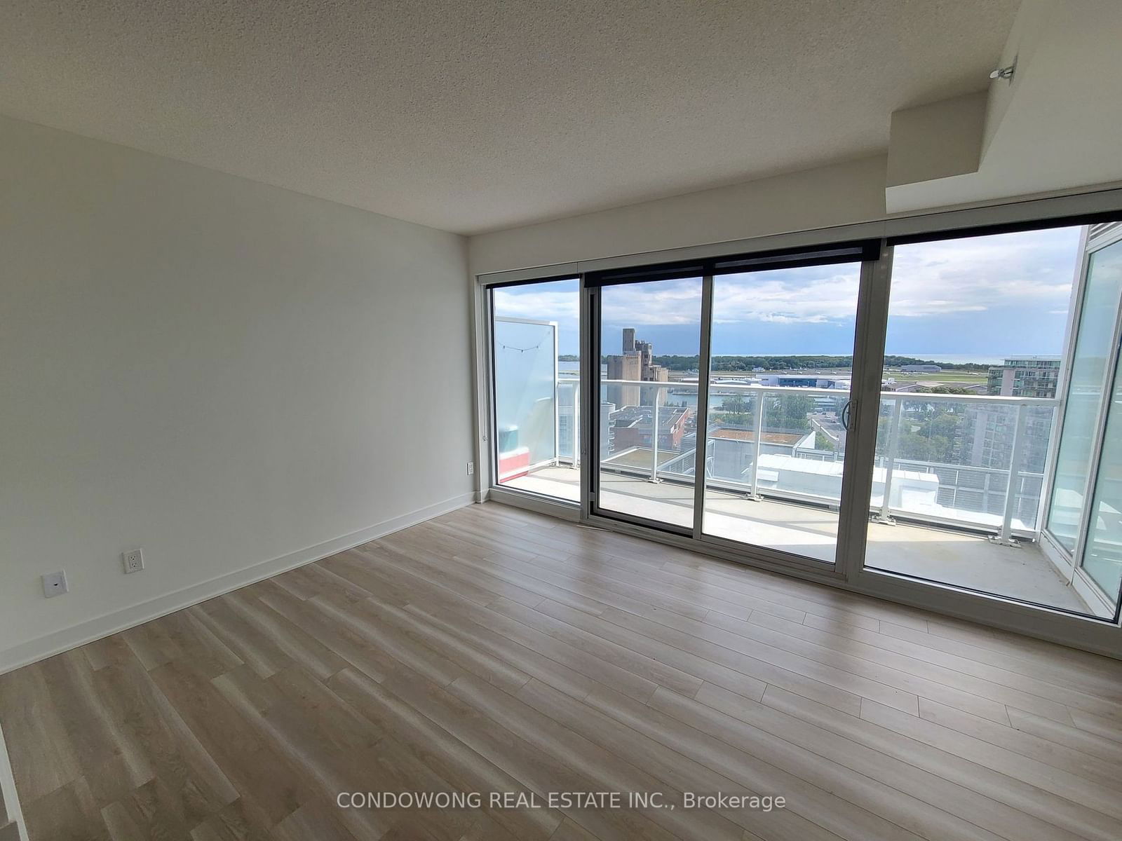 17 Bathurst St, unit 1802 for rent