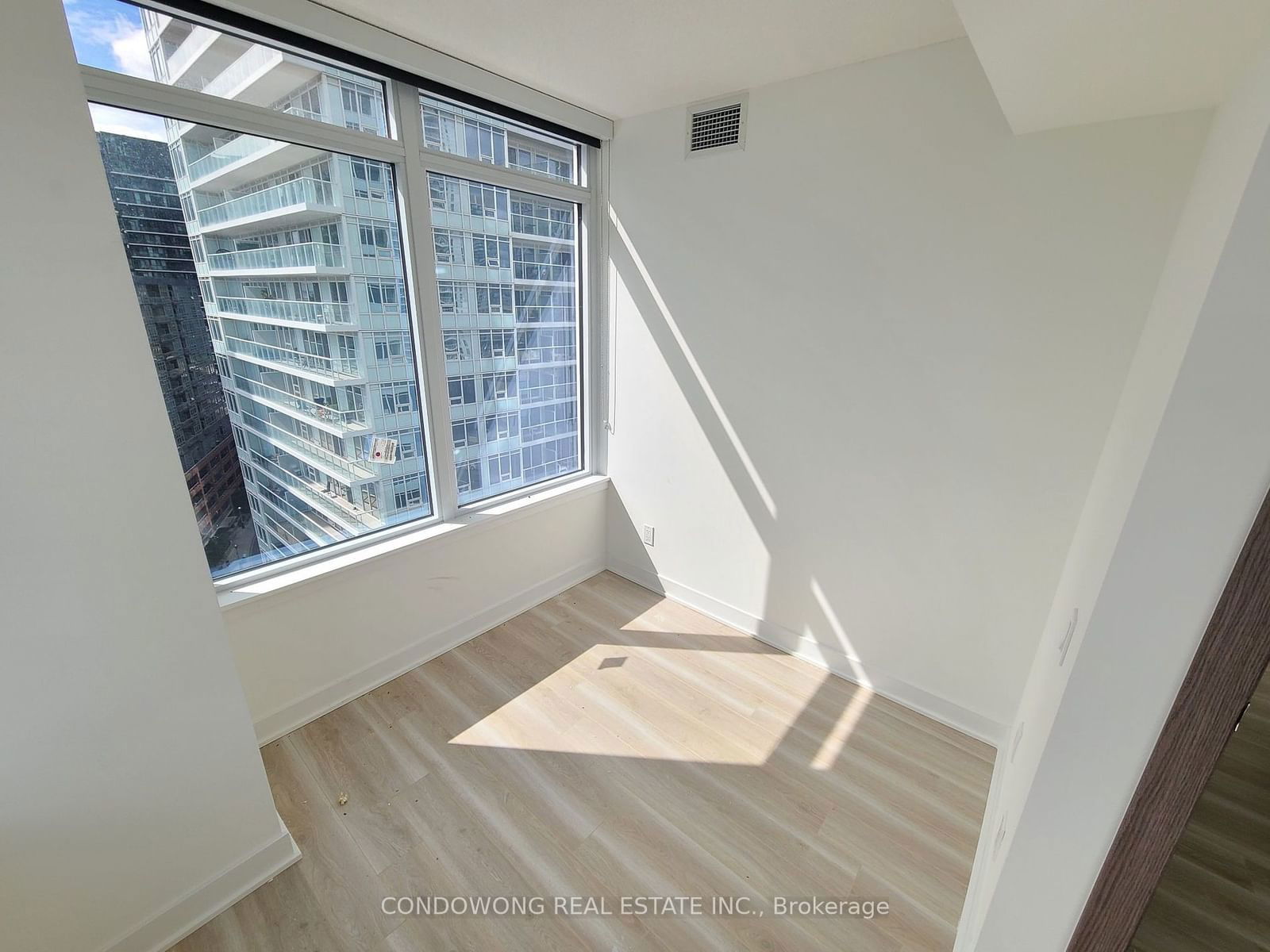 17 Bathurst St, unit 1802 for rent