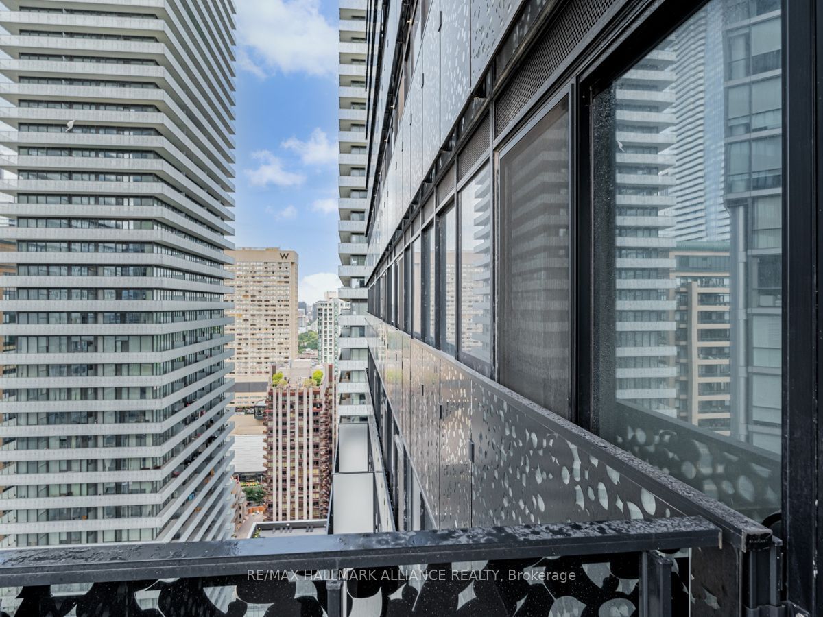 55 Charles St E, unit 3106 for sale