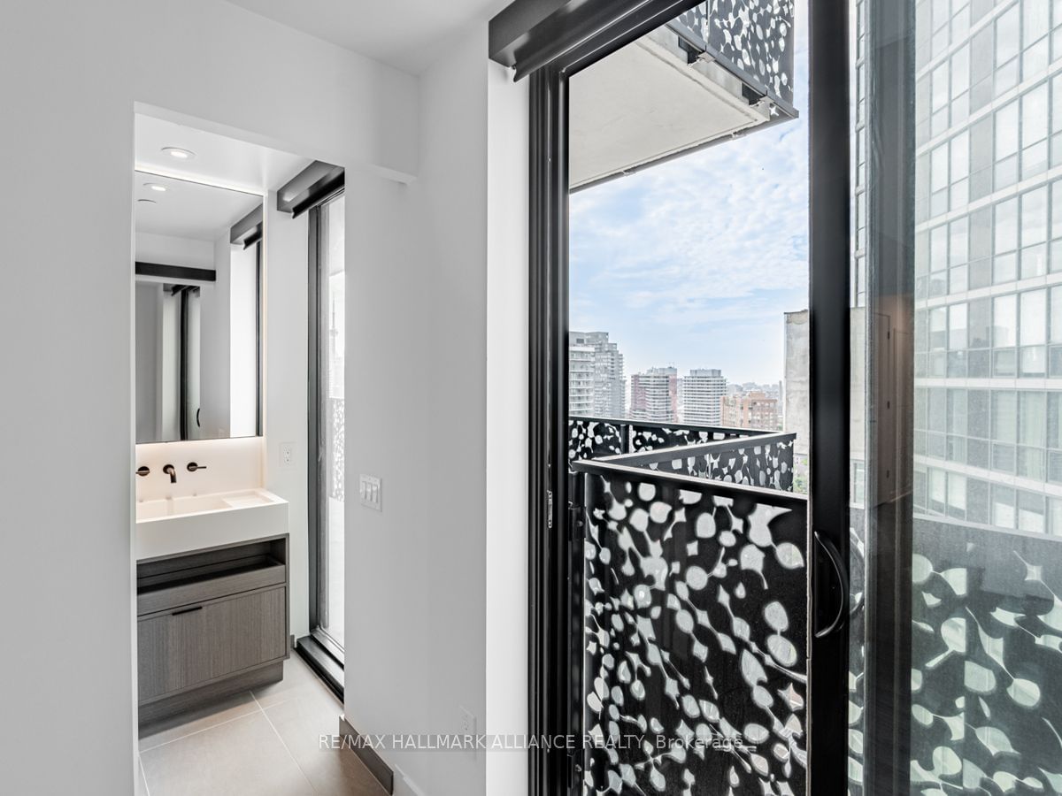 55 Charles St E, unit 3106 for sale