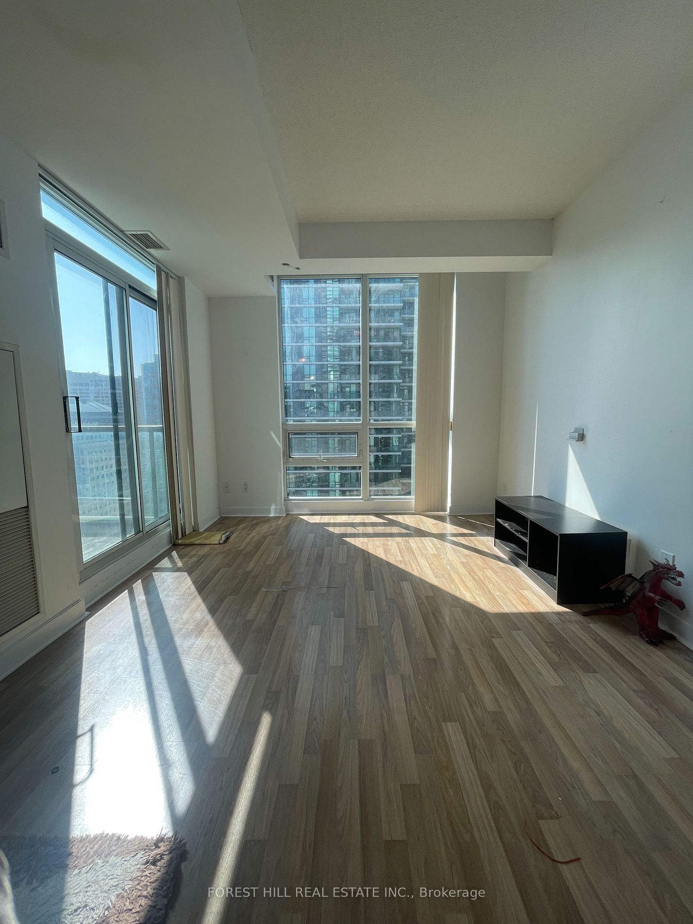 12 Yonge St S, unit 2709 for rent - image #4