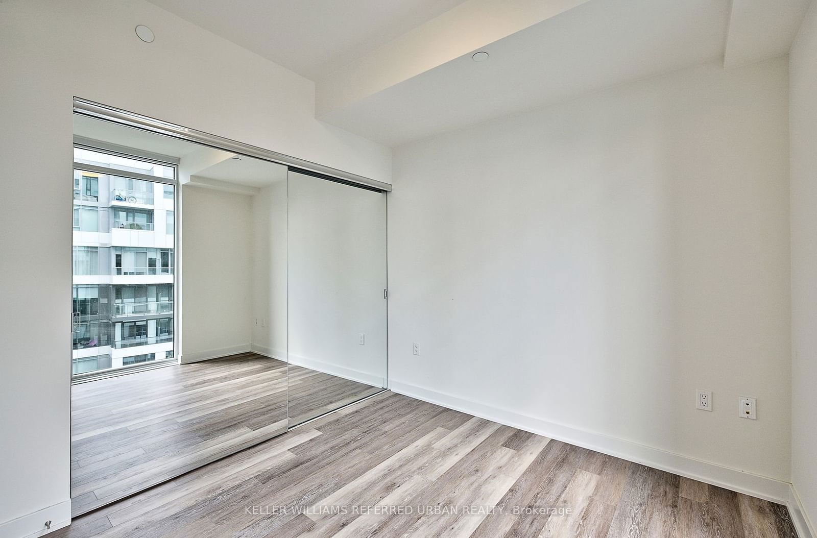 27 Bathurst St, unit 1618 for rent