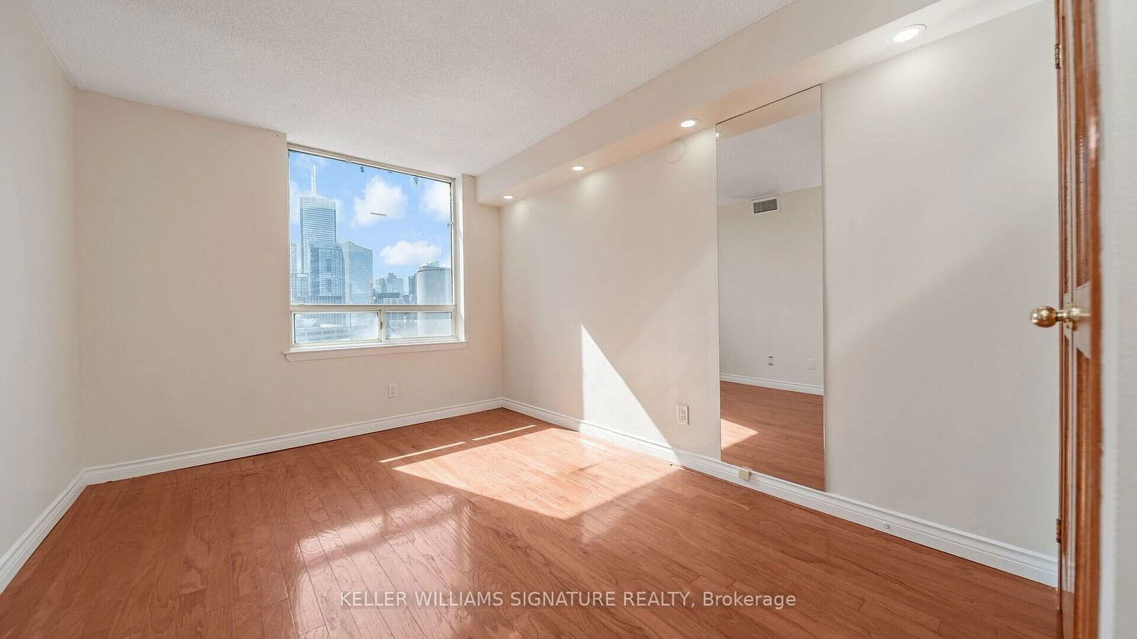 633 Bay St, unit 2408 for rent