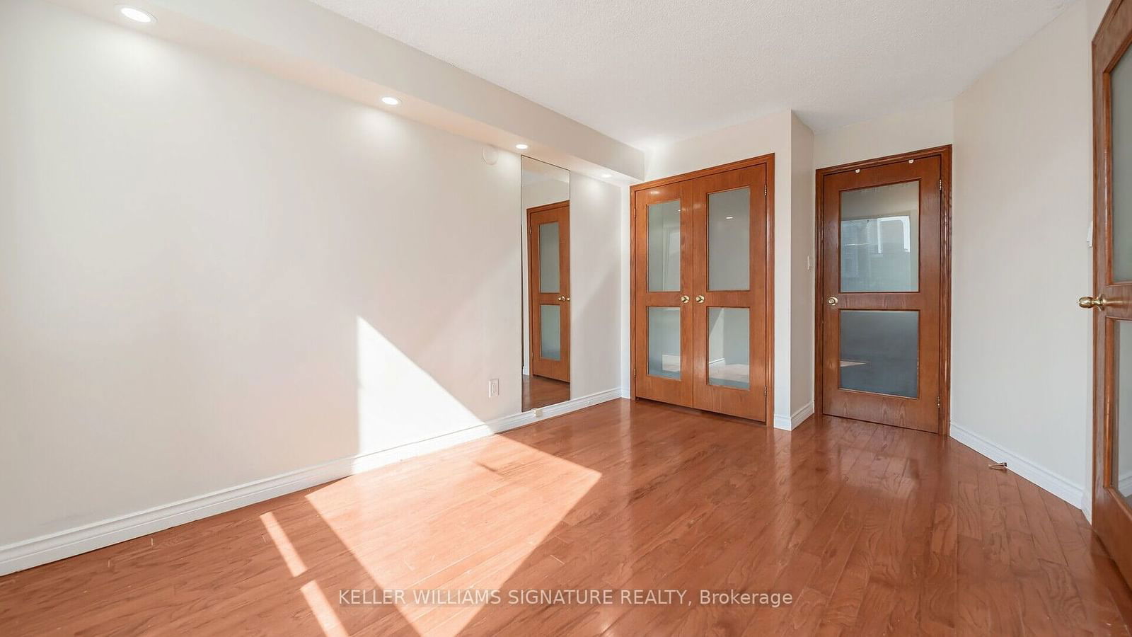 633 Bay St, unit 2408 for rent