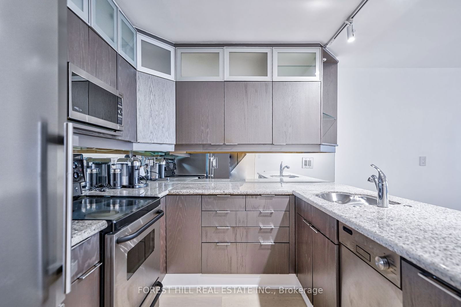 110 Bloor St, unit 402 for rent - image #8