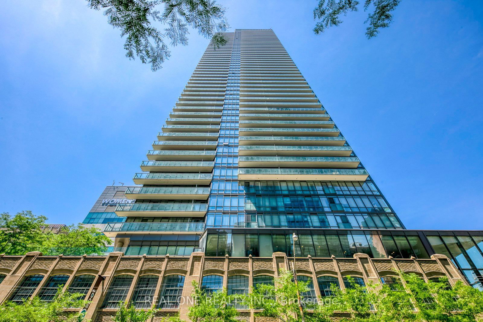 832 Bay St, unit 1402 for rent