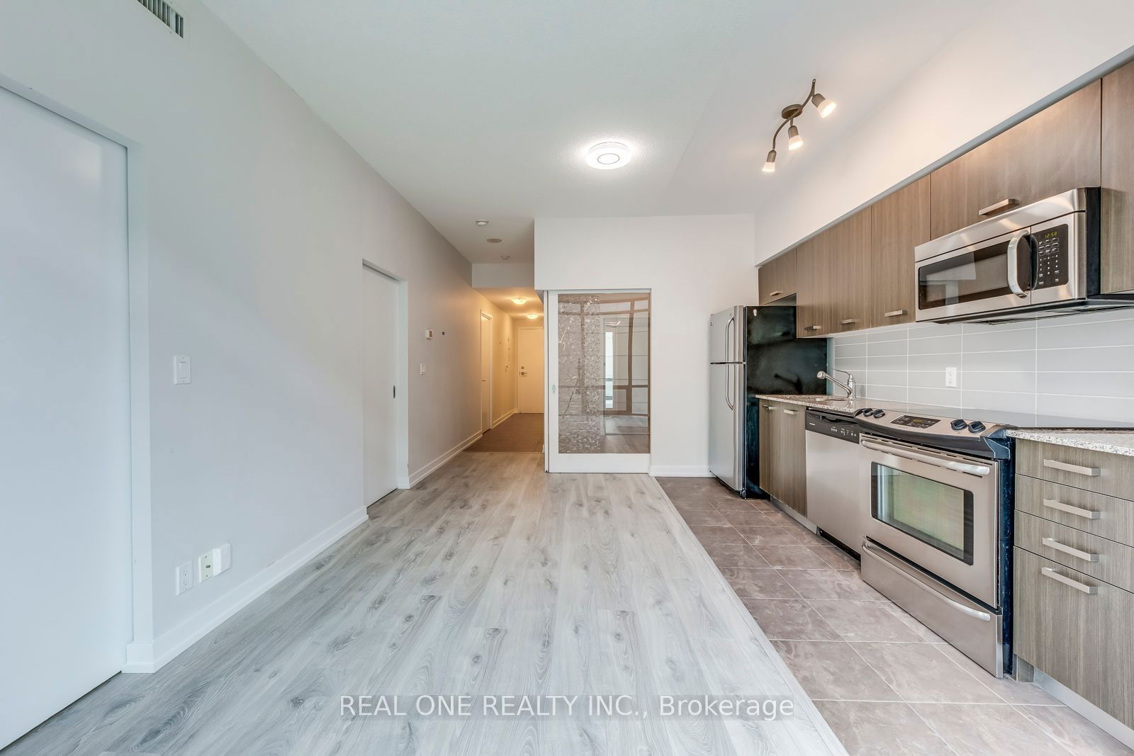 832 Bay St, unit 1402 for rent