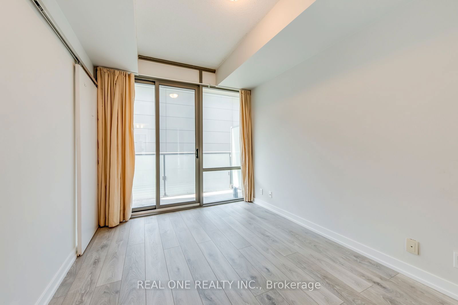 832 Bay St, unit 1402 for rent