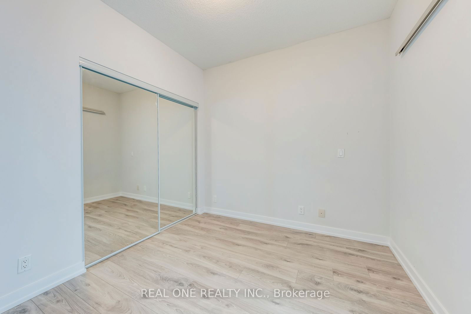 832 Bay St, unit 1402 for rent