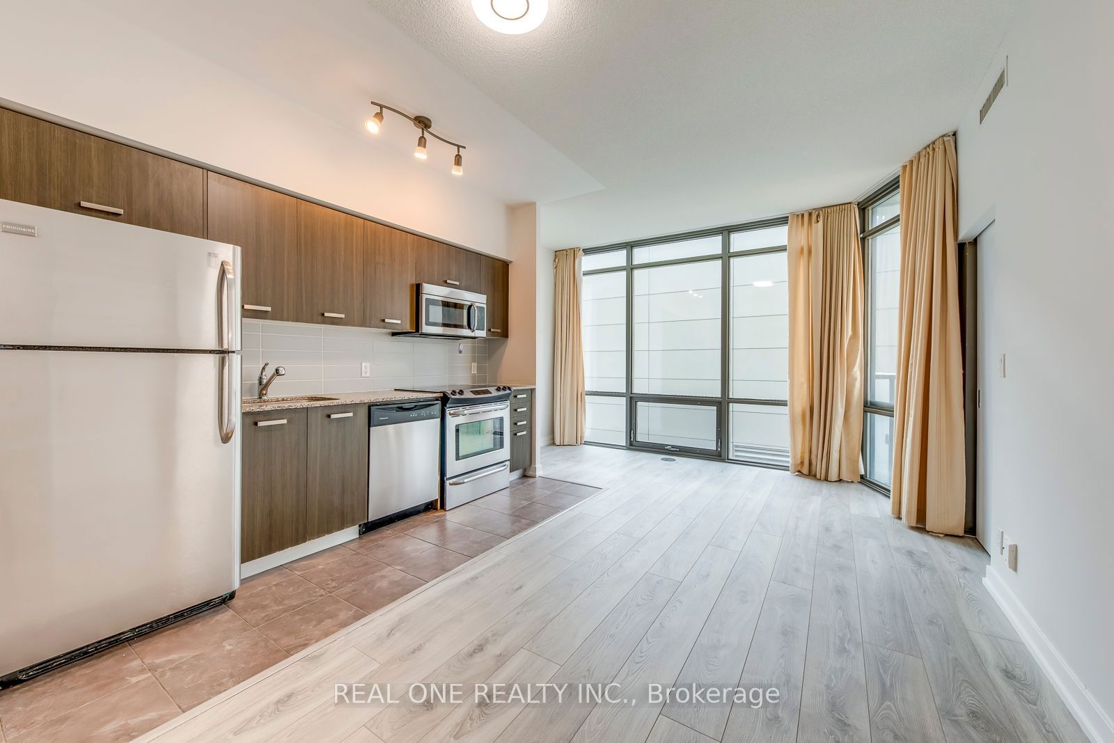 832 Bay St, unit 1402 for rent