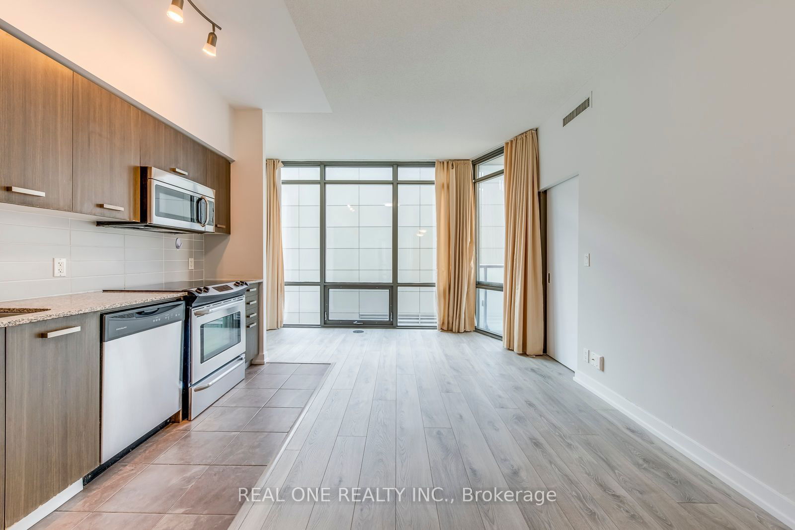 832 Bay St, unit 1402 for rent