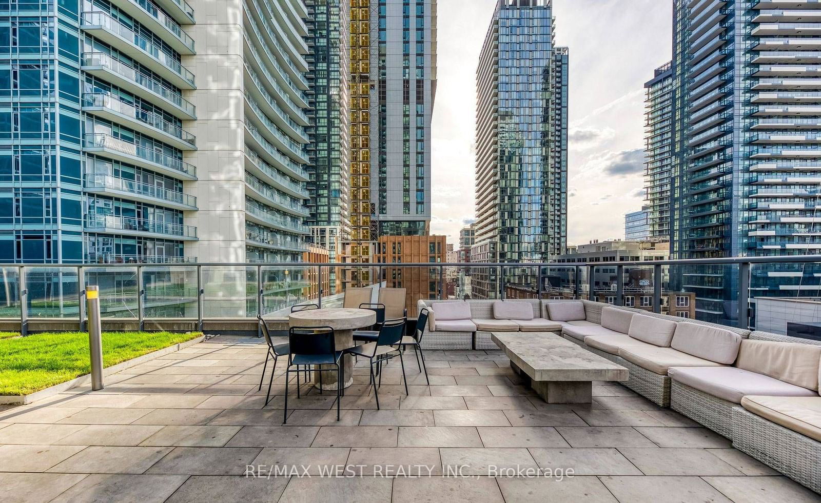 295 ADELAIDE St W, unit 802 for rent