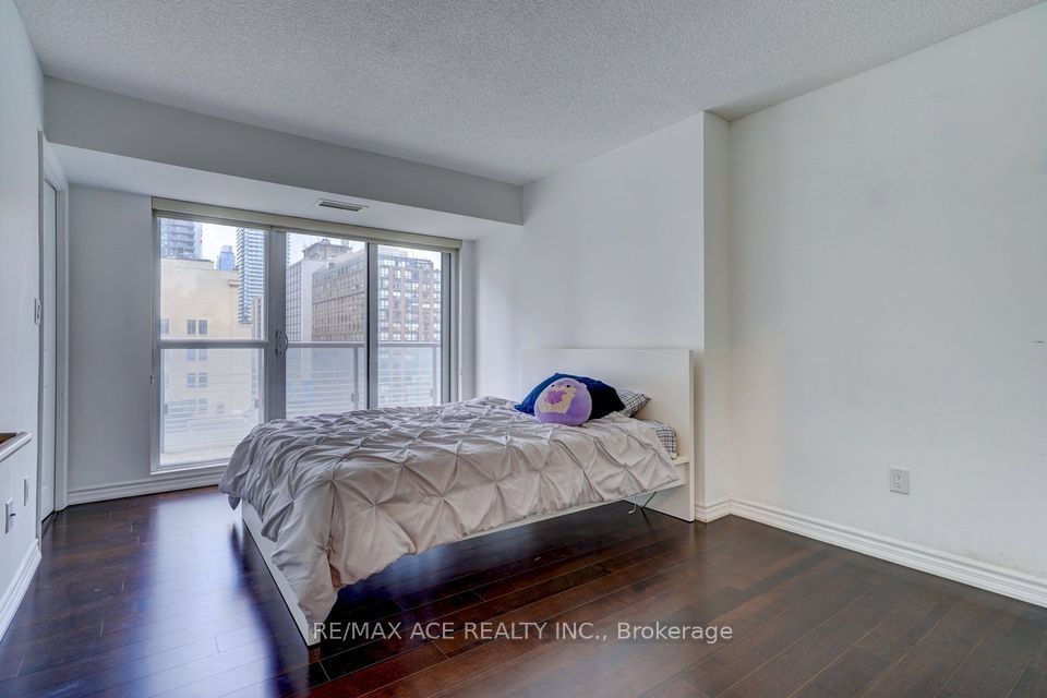 386 Yonge St, unit 702 for rent