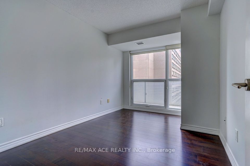 386 Yonge St, unit 702 for rent