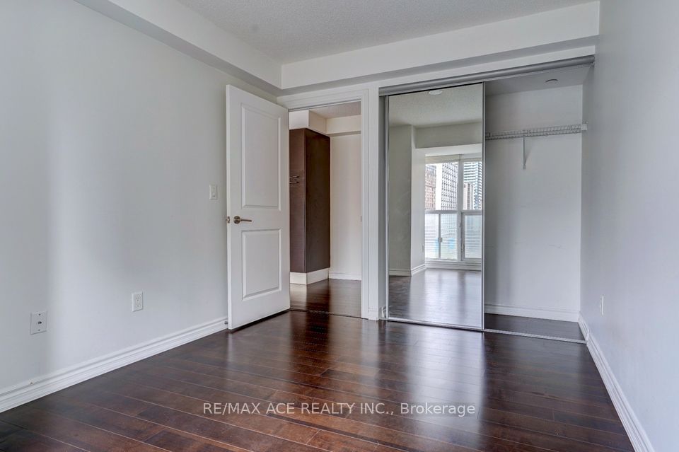 386 Yonge St, unit 702 for rent