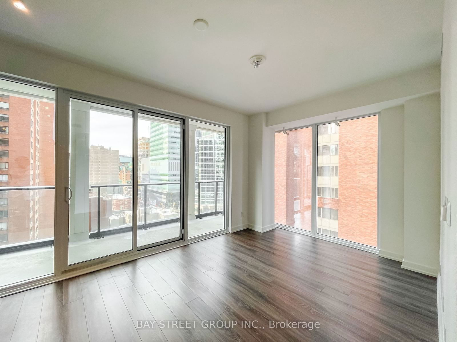 20 Edward St, unit 816 for rent