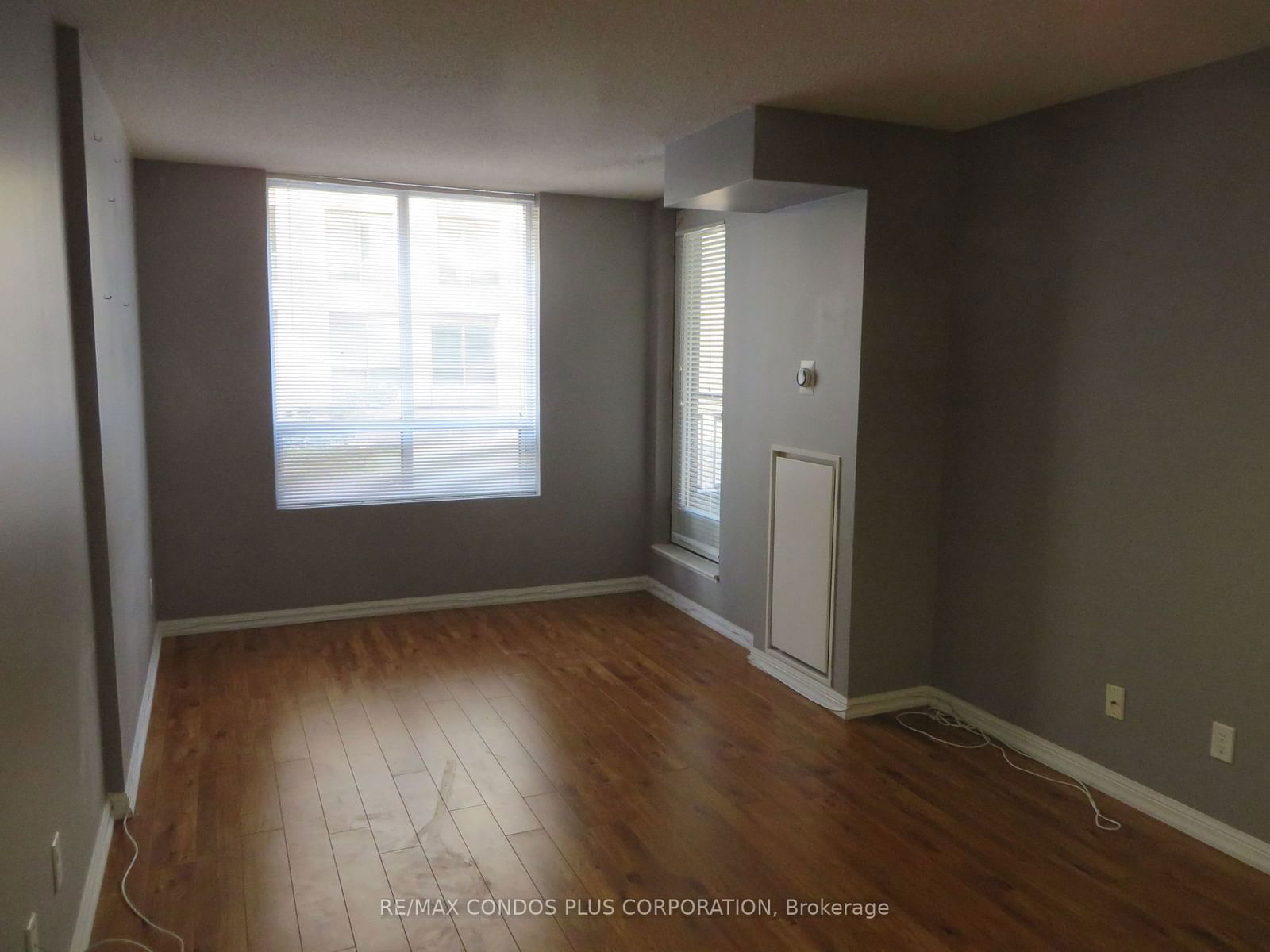 140 Simcoe St, unit 207 for rent