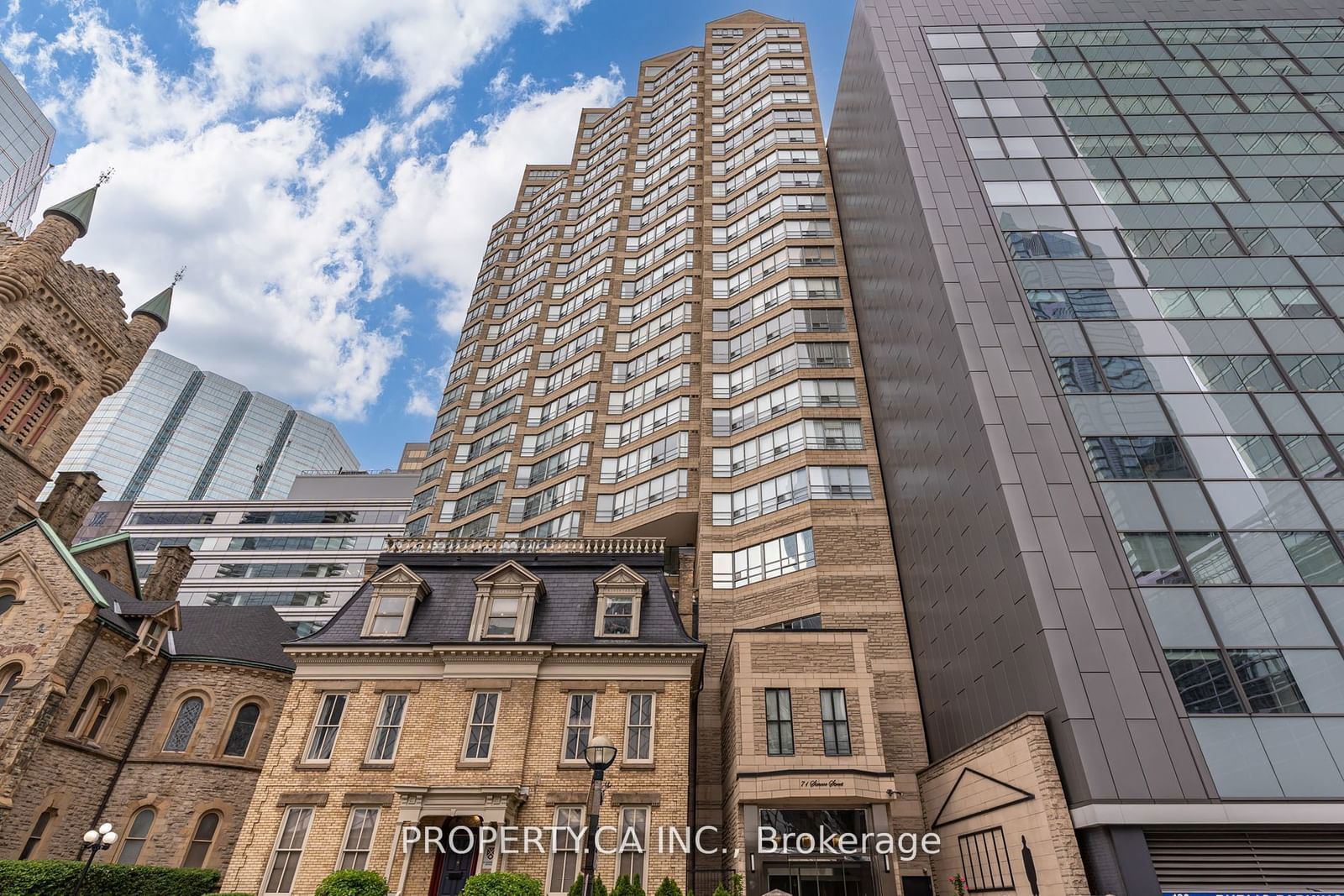 71 Simcoe St, unit 904 for sale