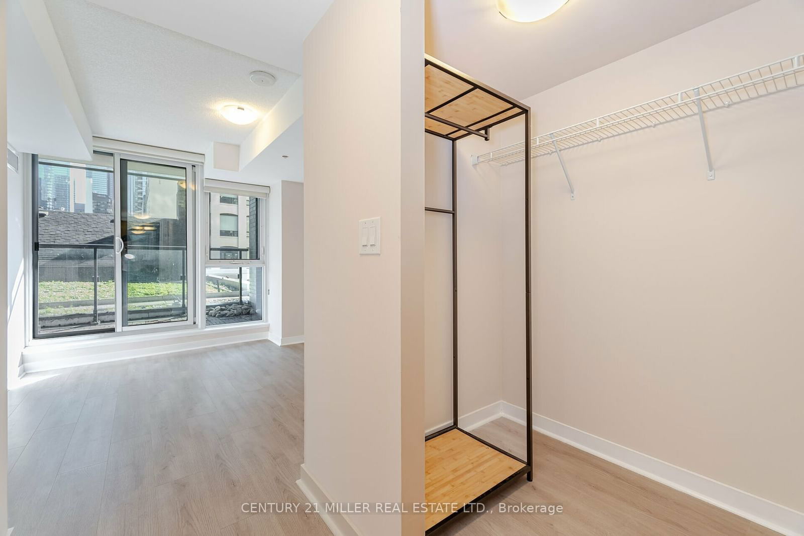 295 Adelaide St, unit 213 for rent