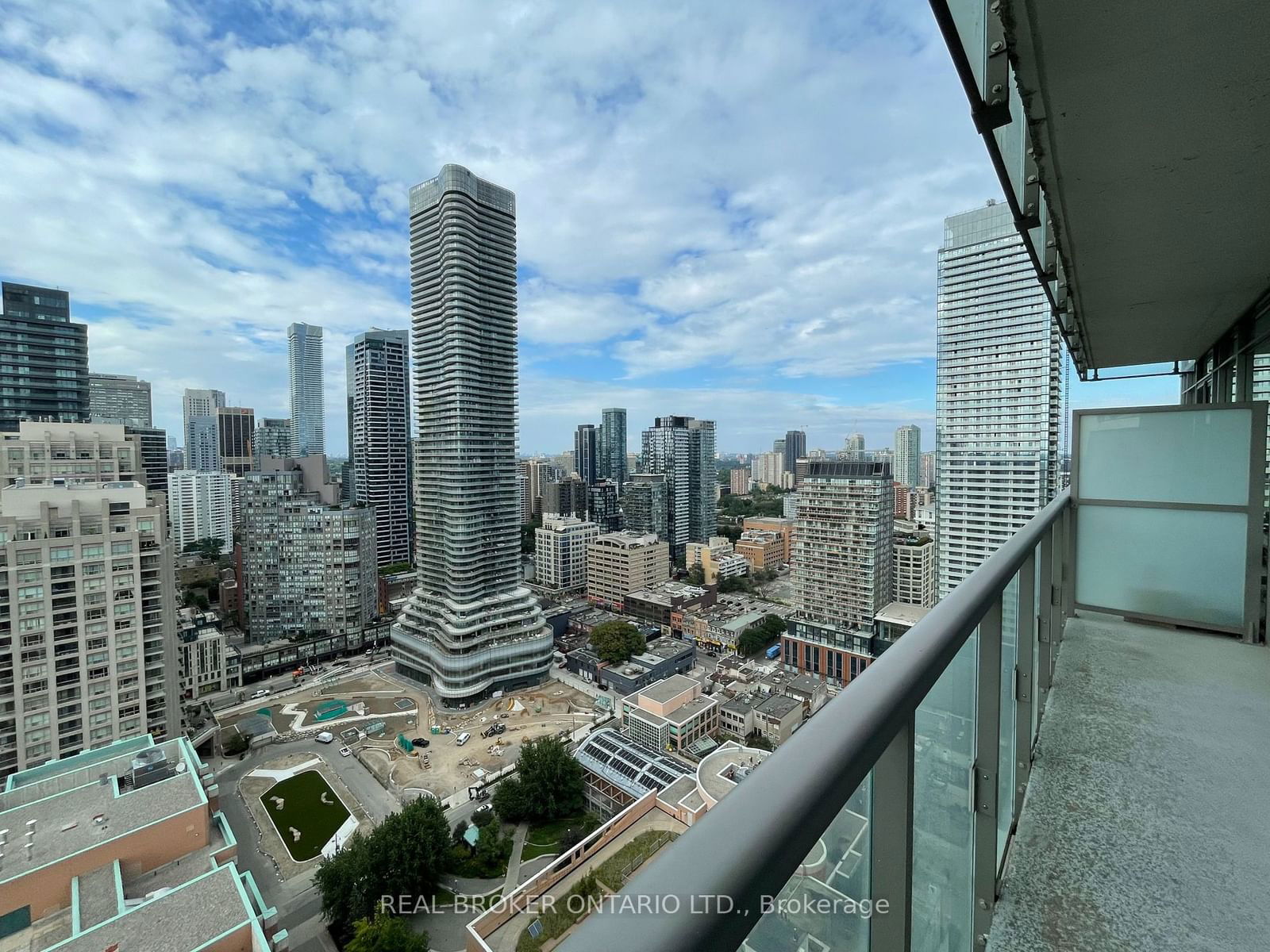 37 Grosvenor St, unit 3105 for rent