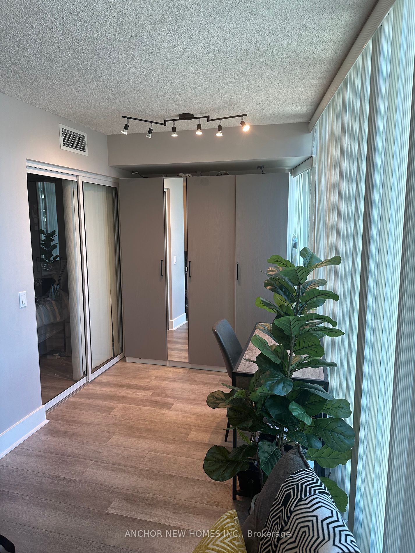 373 FRONT St W, unit 701 for rent