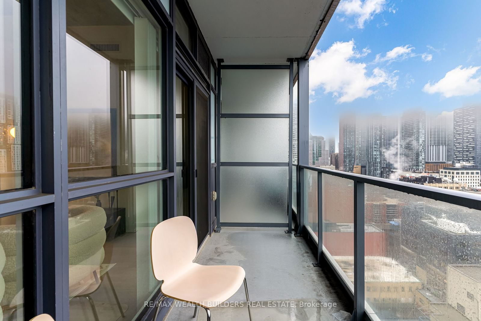 210 Simcoe St, unit 1706 for sale