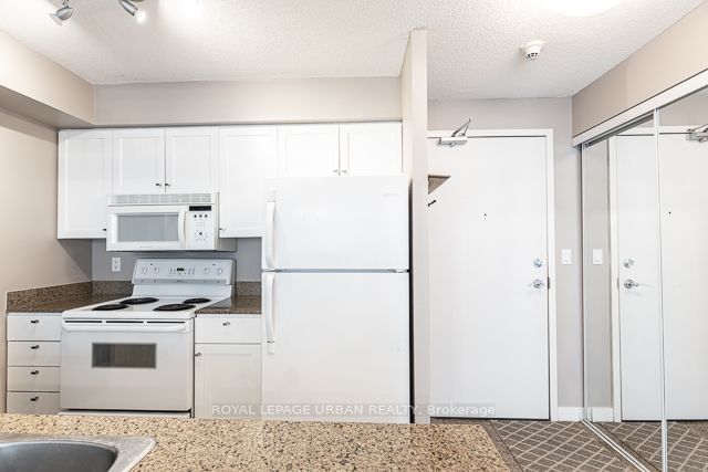 81 Navy Wharf Crt, unit 907 for rent