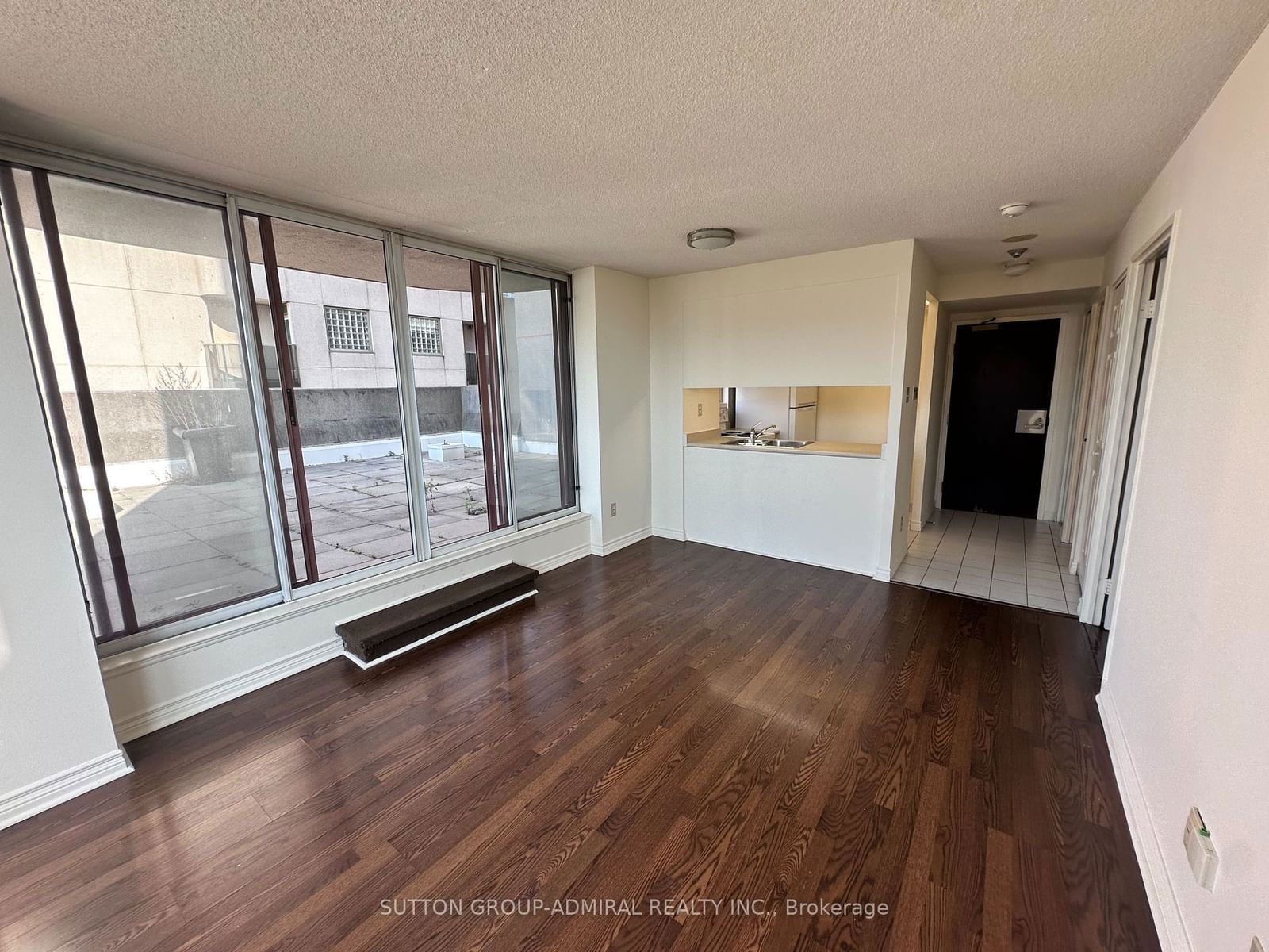 736 Bay St, unit 1806 for rent