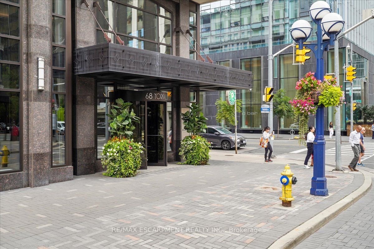 68 YORKVILLE Ave N, unit 304 for sale