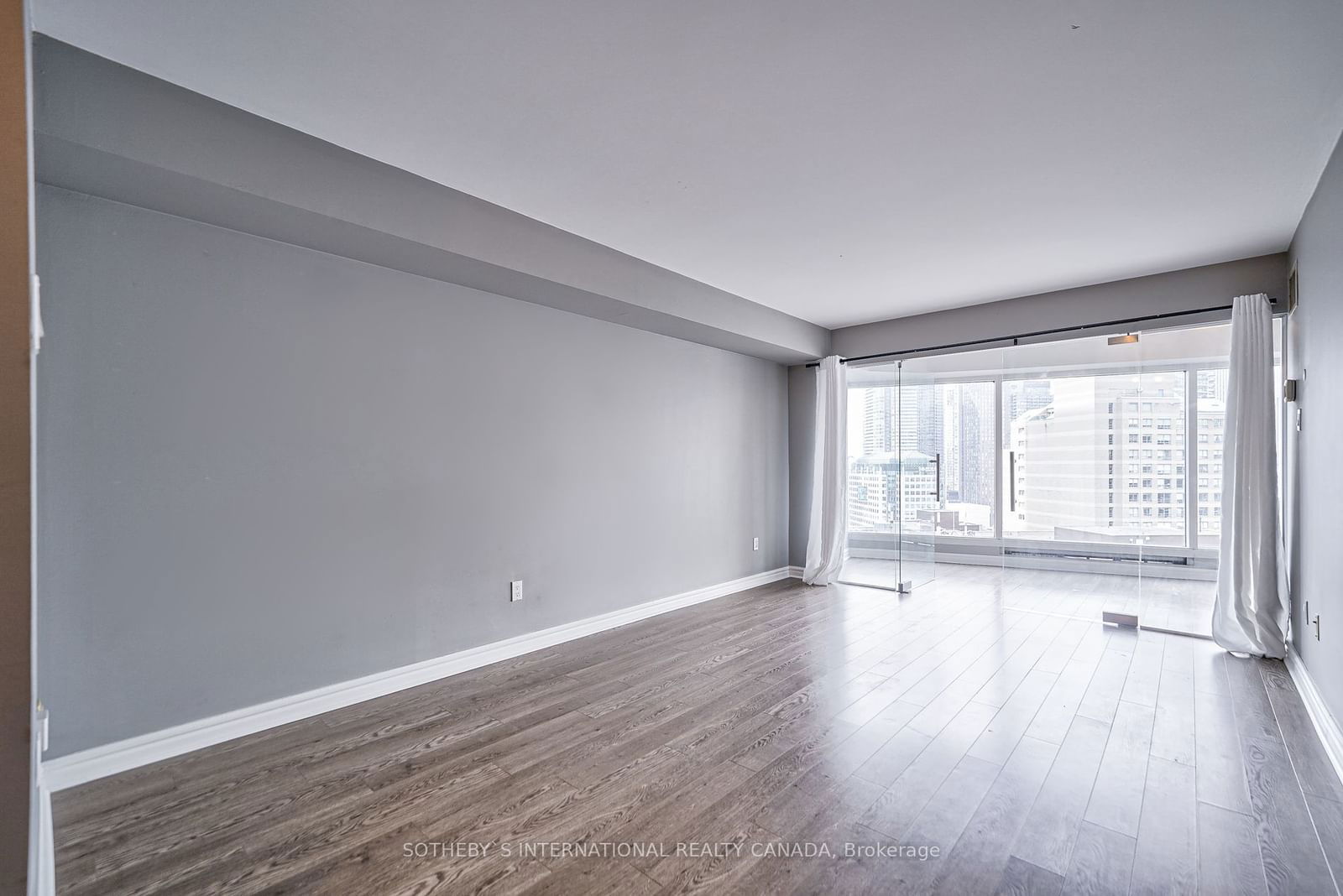 33 University Ave, unit 2506 for sale