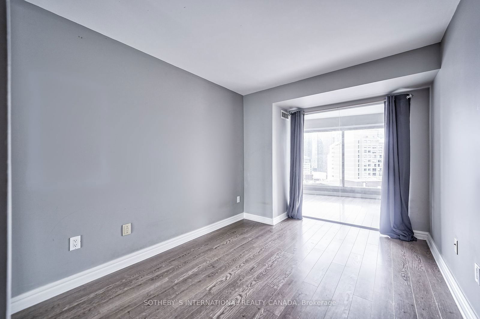 33 University Ave, unit 2506 for sale