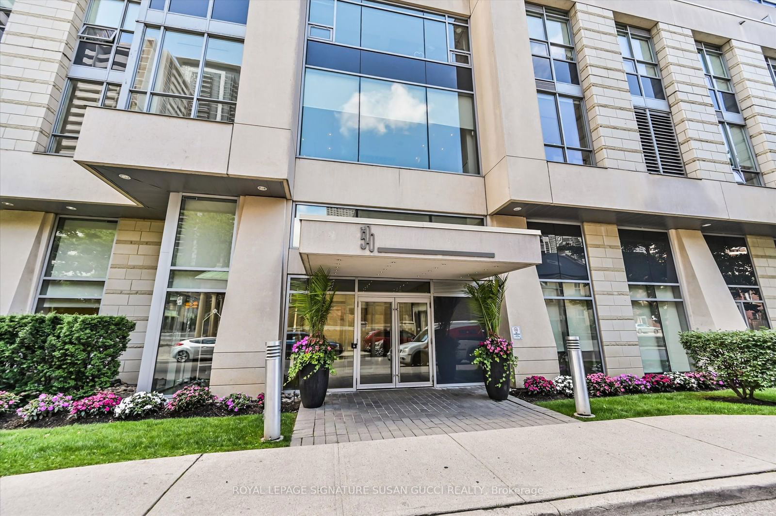 500 Sherbourne St, unit 907 for sale