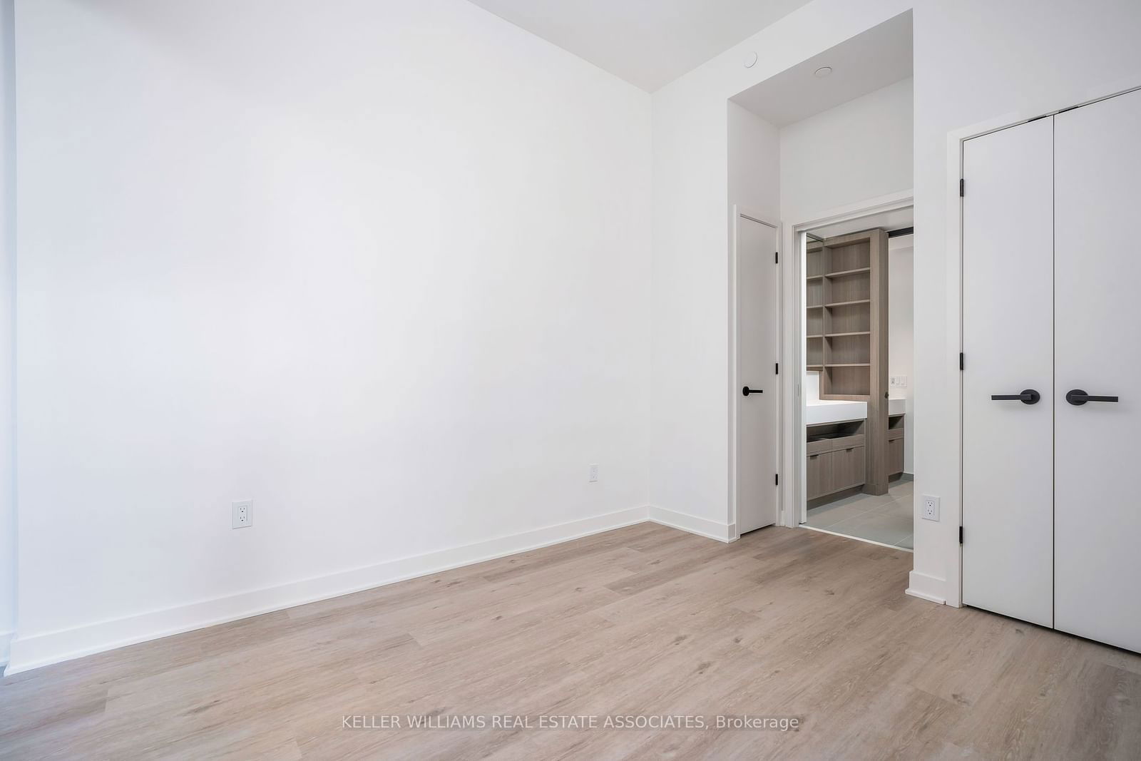 55 Charles St E, unit 3908 for rent