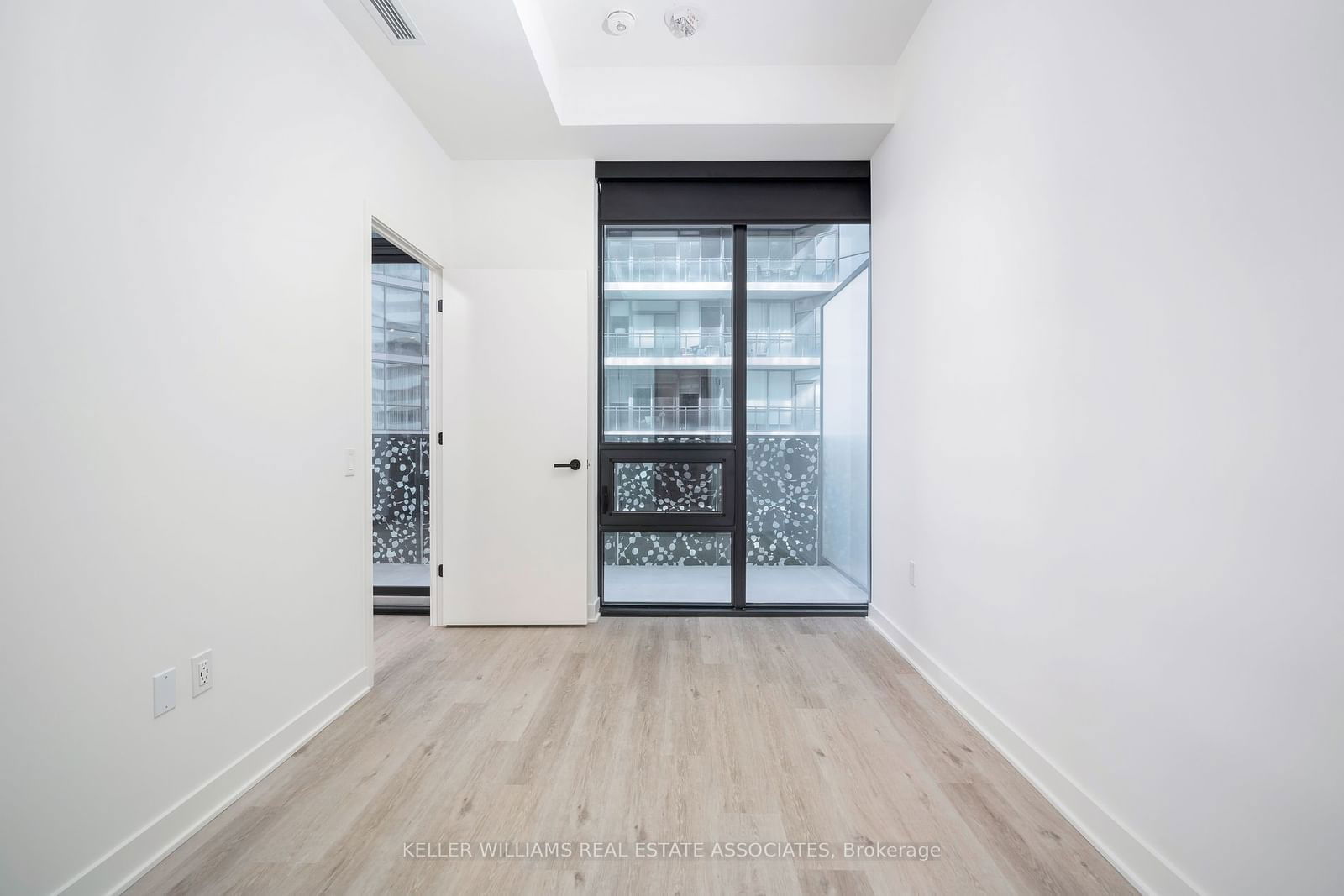 55 Charles St E, unit 3908 for rent