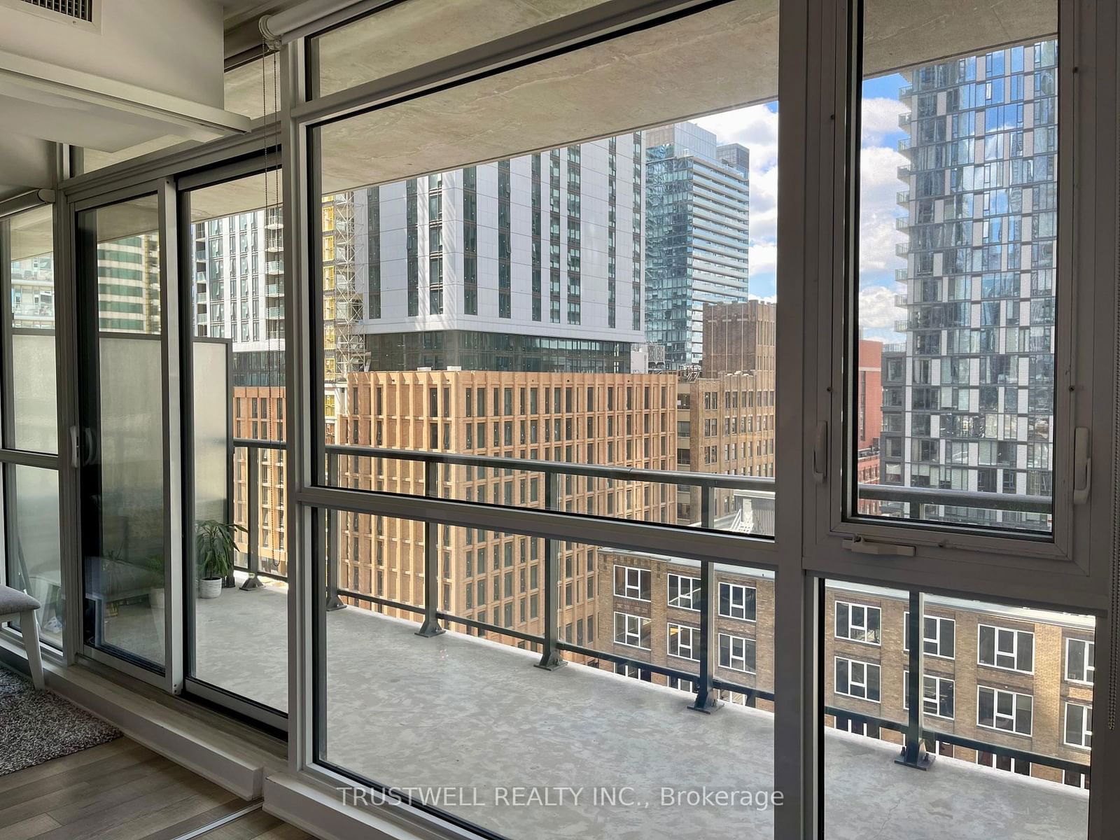 290 Adelaide St W, unit 1102 for rent