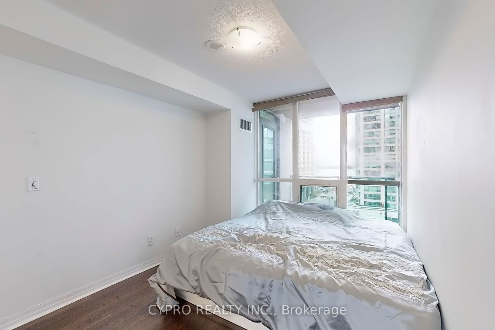 16 Yonge St, unit 810 for sale