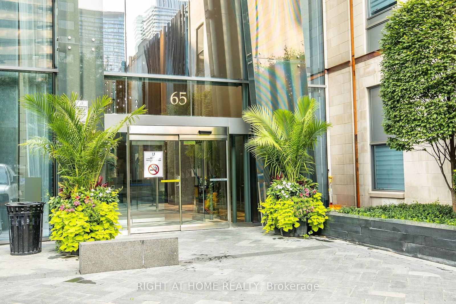 65 St Mary St, unit 807 for sale