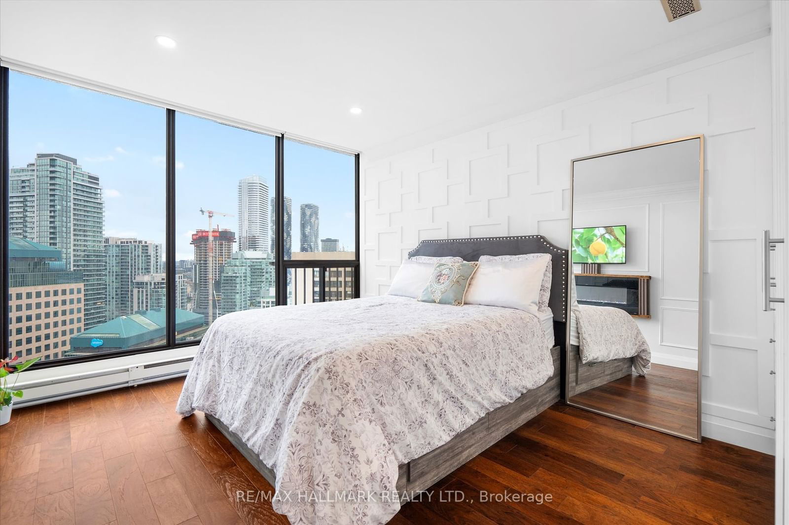 55 Harbour Sq, unit PH12 for rent