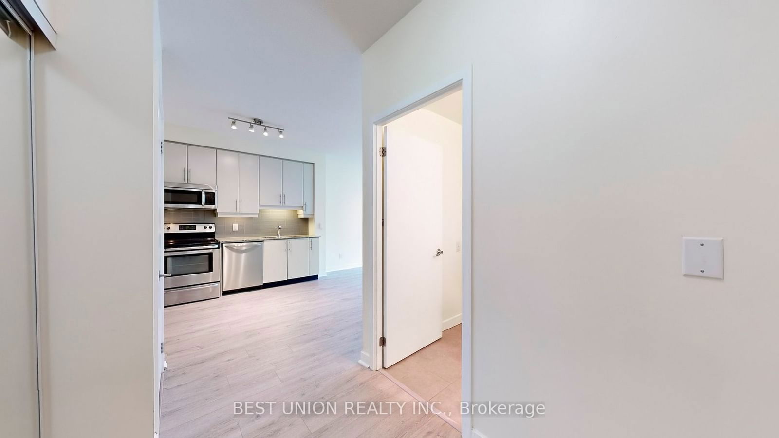 33 Bay St, unit 2407 for sale