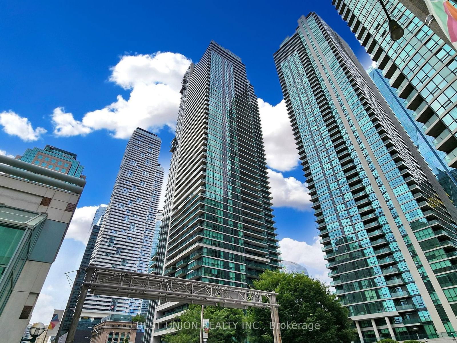 33 Bay St, unit 2407 for sale