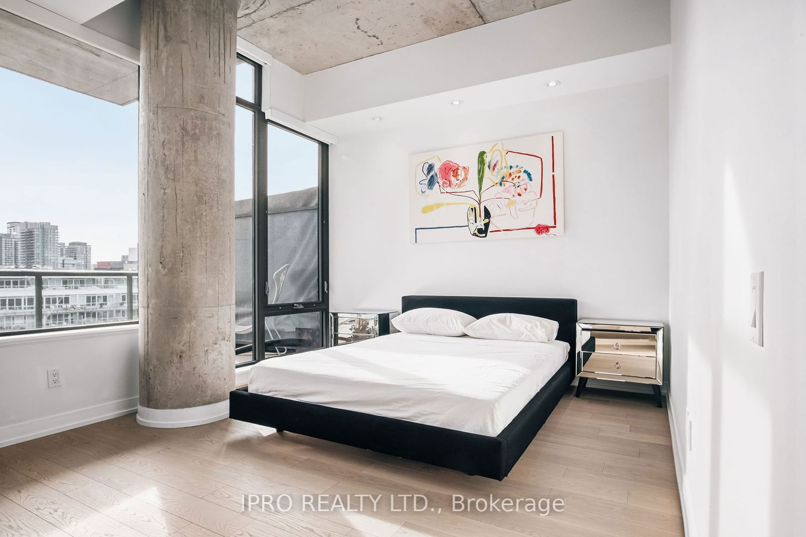 560 King St W, unit 1014 for sale