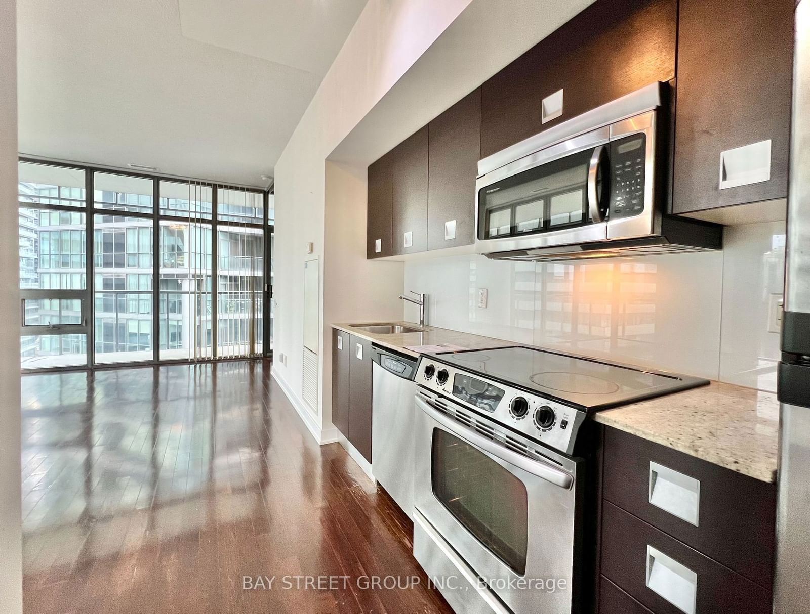 33 Charles St E, unit 1811 for rent