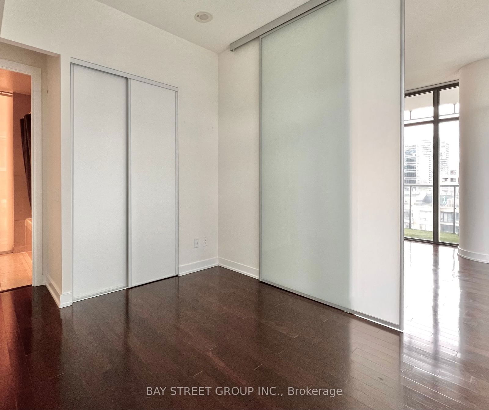 33 Charles St E, unit 1811 for rent